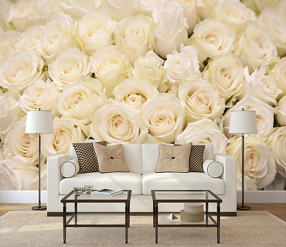 Букет из белых роз в интерьере гостиной с диваном
