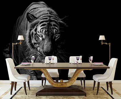 Тигр в темноте в интерьере кухни с большим столом