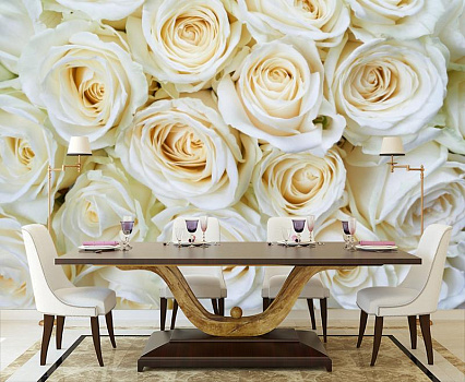 Бутоны белых роз в интерьере кухни с большим столом