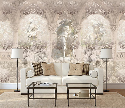 Скульптуры в белых лилиях в интерьере гостиной с диваном