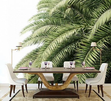Пальмовые ветви в интерьере кухни с большим столом