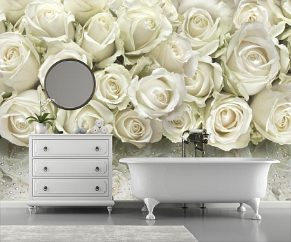 Белые розы в своем отражении в интерьере ванной