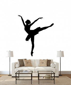 Балерина в интерьере гостиной с диваном