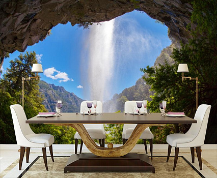 Горный водопад в интерьере кухни с большим столом