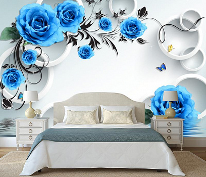 Голубые розы в отражении воды в интерьере спальни