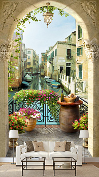Балкончик с видом на Венецианский канал в интерьере гостиной с диваном
