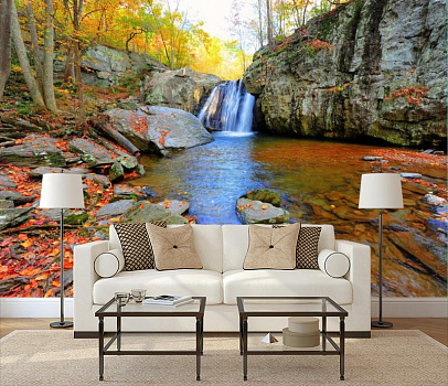 Осенний водопад в интерьере гостиной с диваном