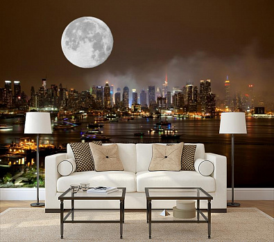 Белая луна над городом в интерьере гостиной с диваном