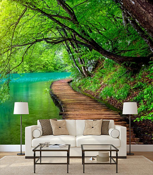 Деревянная дорожка вдоль берега в интерьере гостиной с диваном