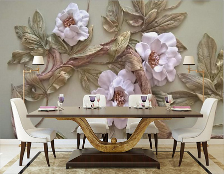 Барельеф с белыми цветами на дереве в интерьере кухни с большим столом