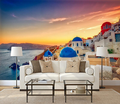 Белый город у моря в интерьере гостиной с диваном