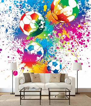 Разноцветный футбол в интерьере гостиной с диваном