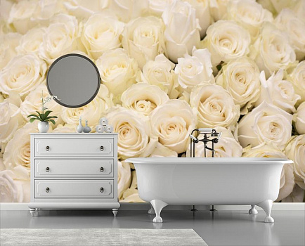 Букет из белых роз в интерьере ванной