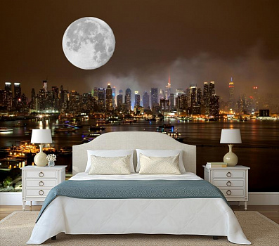 Белая луна над городом в интерьере спальни