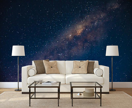 Звездное небо в интерьере гостиной с диваном