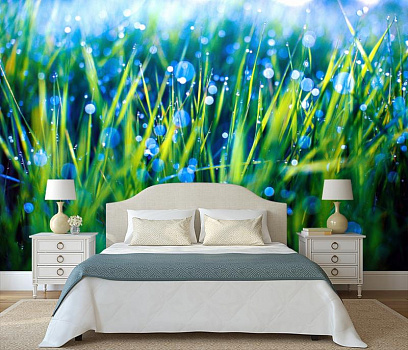 Зеленая трава в голубых бликах в интерьере спальни