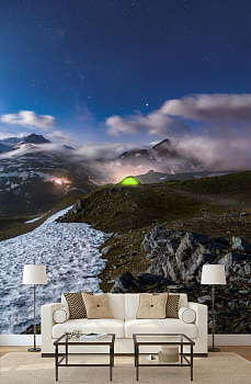 Палатка в горах в интерьере гостиной с диваном