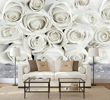 Бутоны белых роз с каплями воды  в интерьере гостиной с диваном
