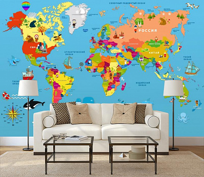 Карта мира по странам в интерьере гостиной с диваном