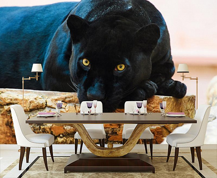 Взгляд пантеры в интерьере кухни с большим столом