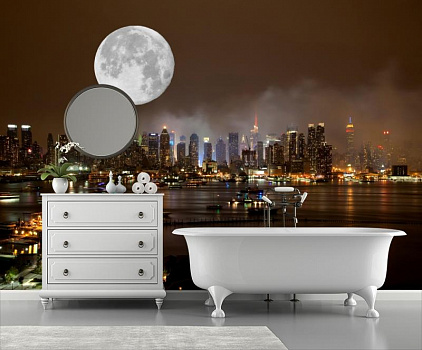 Белая луна над городом в интерьере ванной