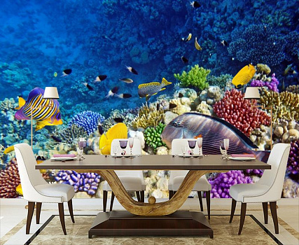 Красочный подводный мир в интерьере кухни с большим столом