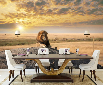 Лев на отдыхе в интерьере кухни с большим столом