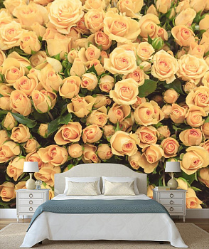 Белые розы с зелеными листочками в интерьере спальни