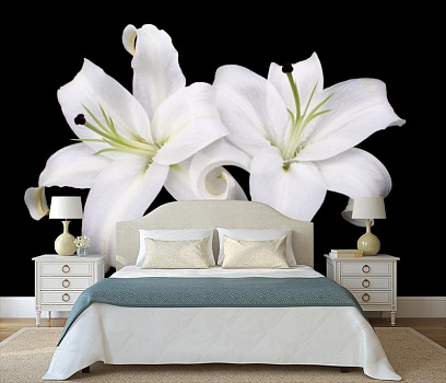 Белые лилии в интерьере спальни