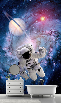 Космонавт в открытом космосе в интерьере ванной