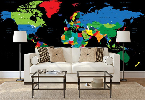 Карта мира на черном фоне в интерьере гостиной с диваном