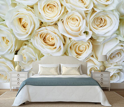 Бутоны белых роз в интерьере спальни