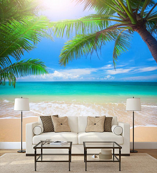 Солнце сквозь пальмы в интерьере гостиной с диваном