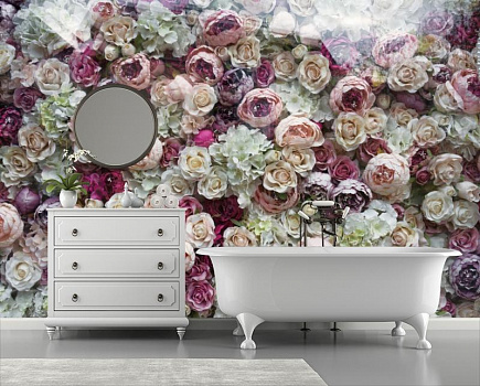 Стена из цветов в интерьере ванной
