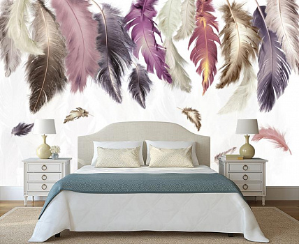 Перья разноцветные в интерьере спальни