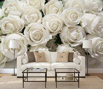 Белоснежные розы в интерьере гостиной с диваном