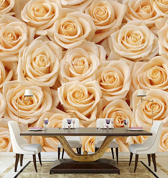 Белые розы с каплями воды в интерьере кухни с большим столом
