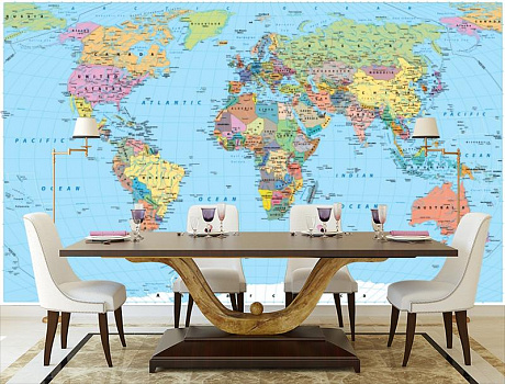 Политическая карта мира в интерьере кухни с большим столом
