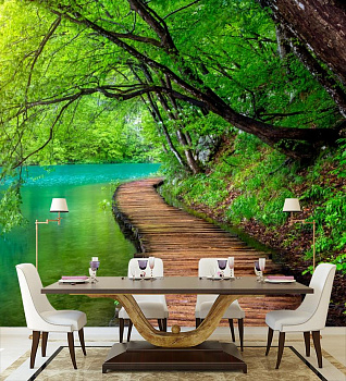 Деревянная дорожка вдоль берега в интерьере кухни с большим столом