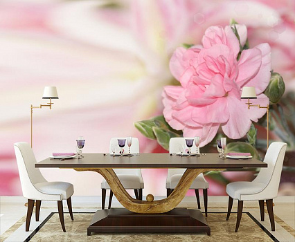Нежный розовый цветок в интерьере кухни с большим столом