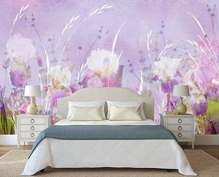 Бело-фиолетовые ирисы в интерьере спальни