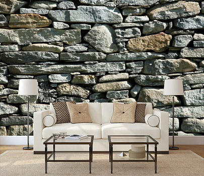 Серая каменная стена в интерьере гостиной с диваном