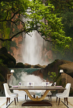 Бурный водопад в интерьере кухни с большим столом
