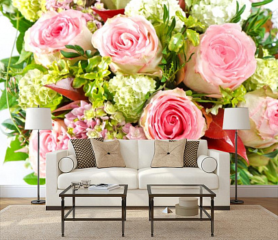 Букет с розами и зеленью в интерьере гостиной с диваном