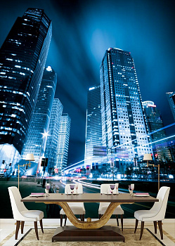 Ночной город в синих огнях в интерьере кухни с большим столом