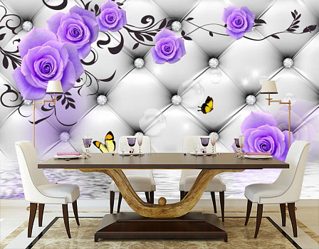Розы фиалкового цвета в интерьере кухни с большим столом