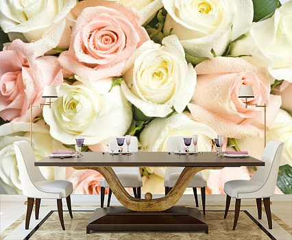 Розы в росе в интерьере кухни с большим столом
