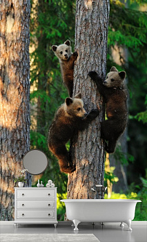 Медвежата на дереве в интерьере ванной