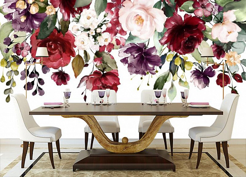 Яркие цветы в интерьере кухни с большим столом