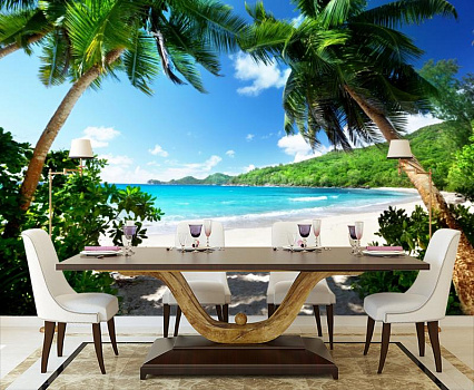 Море сквозь пальмы в интерьере кухни с большим столом